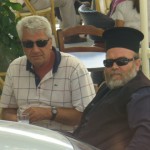 Pope mit Mann im Strassencafe - beide mit Sonnenbrille und gestrengem Blick ;-)