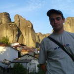 Martin Vögeli vor den steilen Felsen von Kalambaka